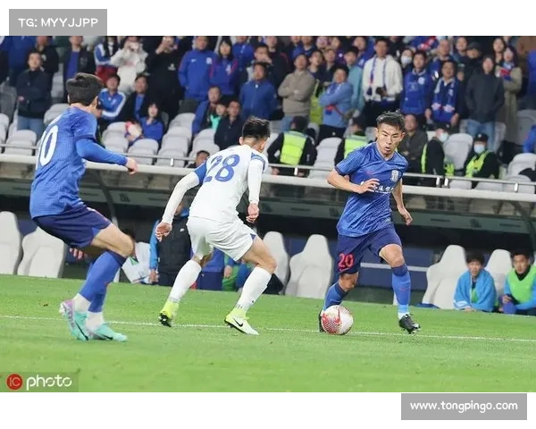 中超第24轮焦点战上海申花主场迎战山东泰山强强对决精彩上演